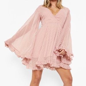 NWT 💗 boohoo Dobby Chiffon Wide Sleeve Dress